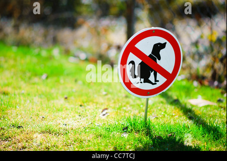 Nessun segno di sporcamento per cani sul prato. Foto Stock