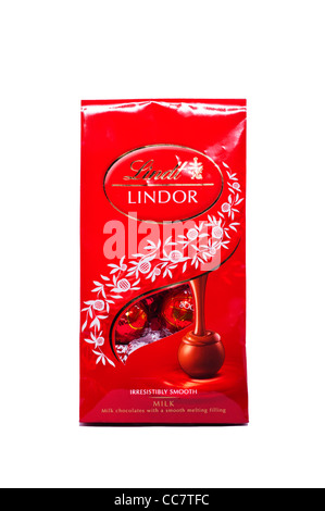 Un pacco di Lindt Lindor cioccolato al latte cioccolatini su sfondo bianco Foto Stock