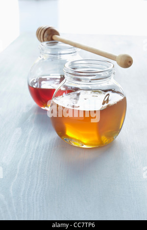Barattoli di miele Il miele con il bilanciere Foto Stock