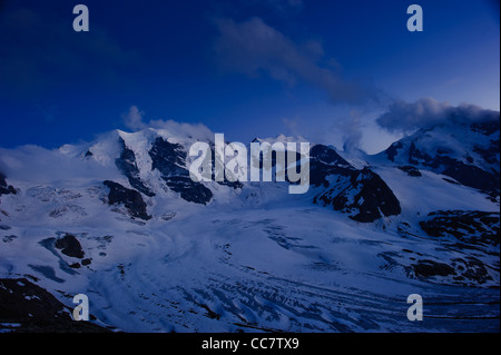 Piz Palu e il Piz Bernina con Moteratsch ghiacciaio al crepuscolo. Vista dal Diavolezza Engadin, Svizzera Foto Stock