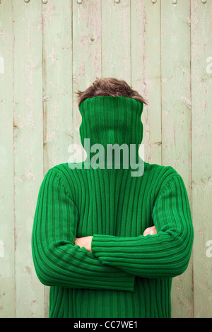 Uomo con Turtleneck ricopre la faccia Foto Stock