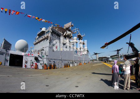 Visitatori sul volo della USS Iwo Jima flotta duirng Week 2011 in New York City del Memorial Day Weekend Foto Stock