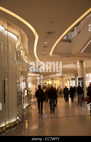 Lo Shopping di lusso la sezione "villaggio" al Westfield Mall di pastori Bush - Londra Foto Stock