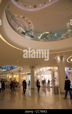 Lo Shopping di lusso la sezione "villaggio" al Westfield Mall in Shepherds Bush - Londra Foto Stock