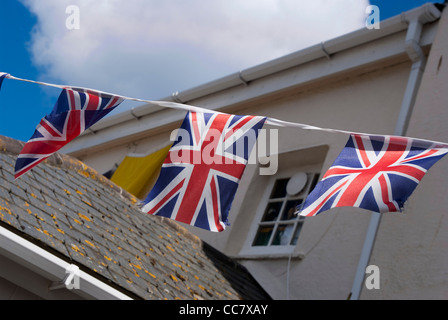 Union Jack Flag al di fuori di un pub in Cornovaglia Foto Stock