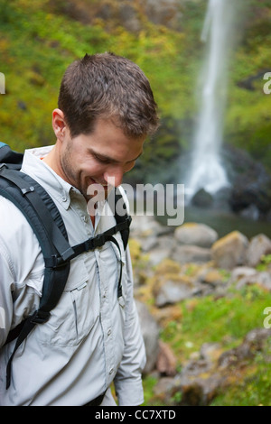 L'uomo escursionismo da cascata, Hood River, Oregon, Stati Uniti d'America Foto Stock