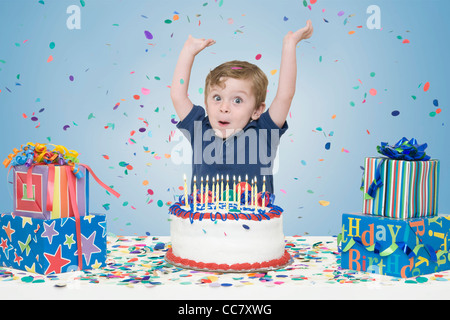 Ragazzo con torta di compleanno e presenta Foto Stock