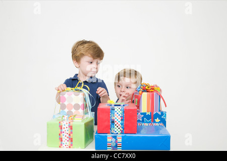 Twin Boys con regali di compleanno Foto Stock