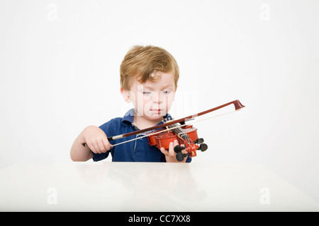 Giovane ragazzo suona il violino Foto Stock