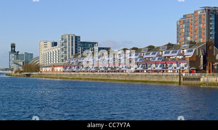 Lancefield Quay appartamenti sulla riva nord del fiume Clyde a Glasgow in Scozia con il Finnieston gru a sinistra. Foto Stock