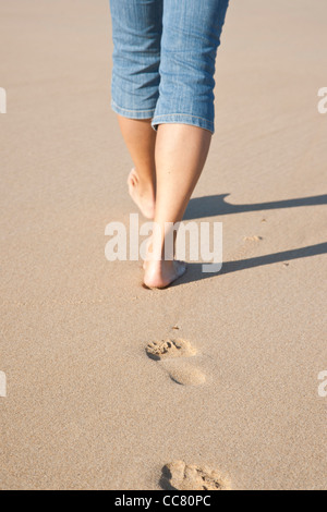 Donna sulla spiaggia, Camaret-sur-Mer, Finisterre, Bretagne, Francia Foto Stock