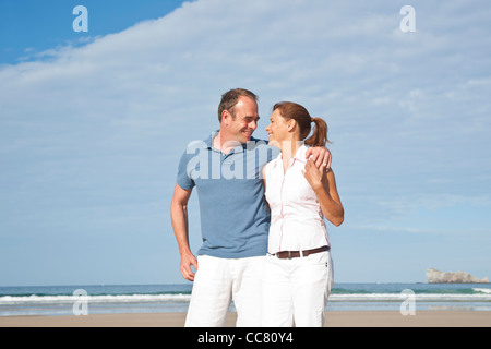 Coppia sulla spiaggia, Camaret-sur-Mer, Finisterre, Bretagne, Francia Foto Stock