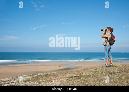 Donna sulla spiaggia, Camaret-sur-Mer, Finisterre, Bretagne, Francia Foto Stock