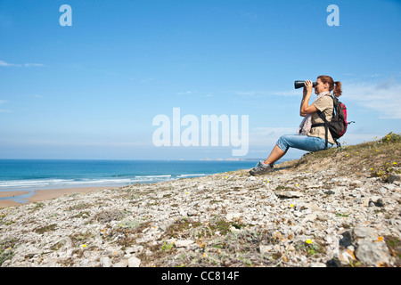 Donna sulla spiaggia, Camaret-sur-Mer, Finisterre, Bretagne, Francia Foto Stock