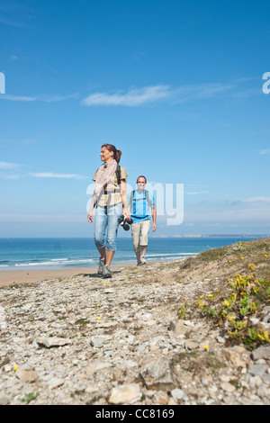 Coppia sulla spiaggia, Camaret-sur-Mer, Finisterre, Bretagne, Francia Foto Stock