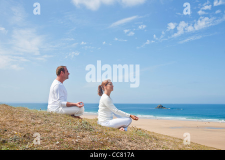Coppia sulla spiaggia, Camaret-sur-Mer, Finisterre, Bretagne, Francia Foto Stock