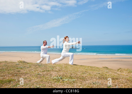 Matura la pratica dello Yoga sulla spiaggia, Camaret-sur-Mer, Finisterre, Bretagne, Francia Foto Stock
