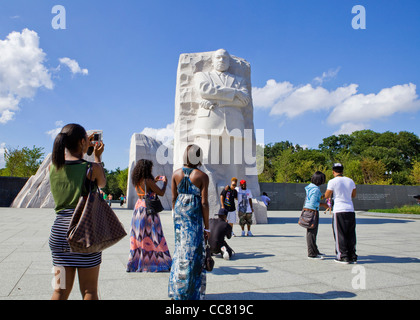 Afro-americano di giovani donne visitando il Martin Luther King Jr. memorial Foto Stock