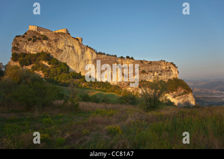 La fortezza, un castello sulla rupe rocciosa, all alba al villaggio di San Leo, Emilia Romagna, Italia, AGPix 1992 Foto Stock