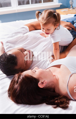 Famiglia nel letto Foto Stock