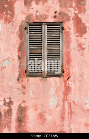 Close-up di parete e finestra con persiane chiuse, Corsica, Francia Foto Stock