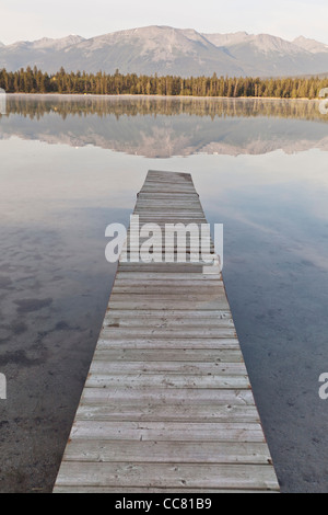 Dock sul Lago di Edith, Jasper National Park, Alberta, Canada Foto Stock