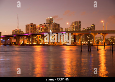 Gli illuminati skyline del centro di Miami, Florida, Stati Uniti d'America Foto Stock