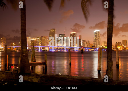 Gli illuminati skyline del centro di Miami, Florida, Stati Uniti d'America Foto Stock