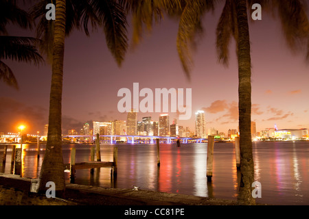 Gli illuminati skyline del centro di Miami, Florida, Stati Uniti d'America Foto Stock