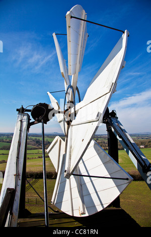 Fiocco di Wilton Windmill, un tower mill e il solo mulino a vento di lavoro nel Wessex, alla grande Bedwyn, Wiltshire, Inghilterra, Regno Unito Foto Stock