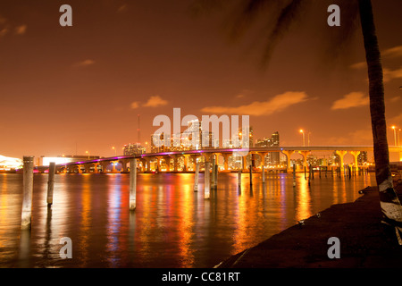 Gli illuminati skyline del centro di Miami, Florida, Stati Uniti d'America Foto Stock