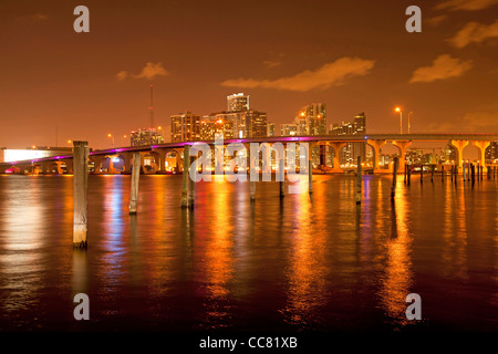 Gli illuminati skyline del centro di Miami, Florida, Stati Uniti d'America Foto Stock