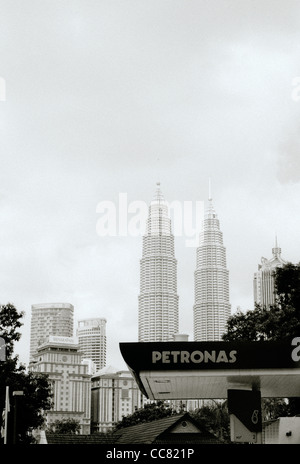 Le Petronas Twin Towers e una Petronas segno di petrolio nella città di Kuala Lumpur in Malesia in Estremo Oriente Asia sud-orientale. Città Moderna Travel Foto Stock