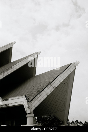 Malaysian architettura moderna dell'Istana Budaya Palazzo della Cultura a Kuala Lumpur in Malesia in Estremo Oriente Asia sud-orientale. Costruzione di Arte Cultura Foto Stock