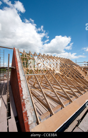 Nuovo tetto in legno travi in legno su una casa di recente costruzione, Inghilterra. Foto Stock