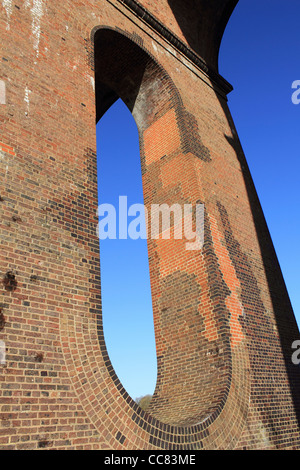 Ouse Valley viadotto (Balcombe viadotto) oltre il fiume Ouse su Londra a Brighton Railway. East Sussex England Regno Unito. Foto Stock