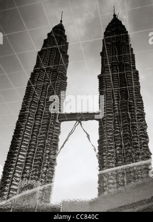 Architettura moderna. La riflessione della Petronas Twin Towers di Kuala Lumpur in Malesia nel sud-est asiatico. Foto Stock