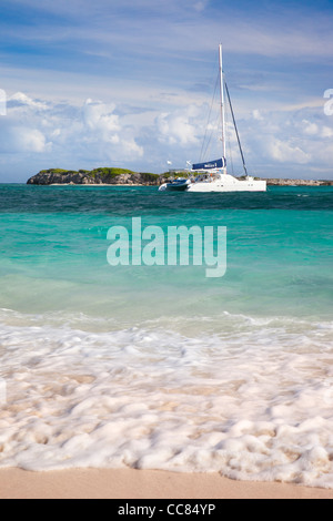 Catamarano ormeggiato a Orient Beach su San Maarten, French West Indies Foto Stock