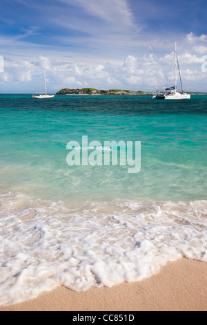 Barche ormeggiate off Orient Beach in San Maarten, French West Indies Foto Stock