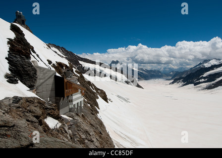 JUNGFRAUJOCH, SVIZZERA GIU 29 - ghiacciaio di Aletsch con edifici moderni e la Sfinge sul Jungfraujoch-Top d'Europa 2008 Foto Stock