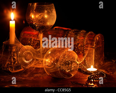 2 bicchiere di vino e la candela nel buio Foto Stock