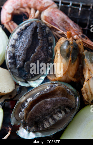 Frutti di mare sul barbeque in Hokkaido, Giappone. Il Giappone è un paese che vive vicino con la natura e con il mare. Frutti di mare è un essenziale Foto Stock