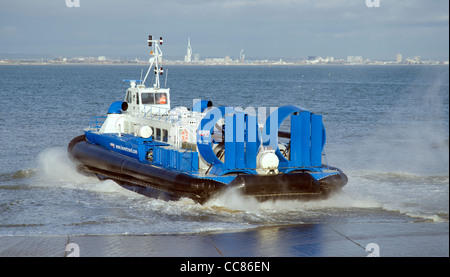 Hovertravel hovercraft velocizzando lontano dal scivolo e attraversando il Solent mare a Ryde sull'Isola di Wight, Inghilterra, Regno Unito. Foto Stock