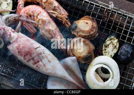 Frutti di mare sul barbeque in Hokkaido, Giappone. Il Giappone è un paese che vive vicino con la natura e con il mare. Frutti di mare è un essenziale Foto Stock