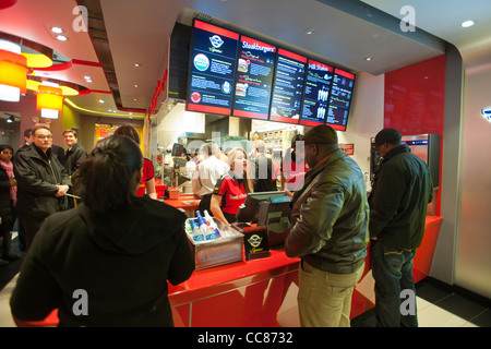 Centinaia di burger amanti scendono sul nuovo Steak 'n Shake ristorante Signature in New York Foto Stock