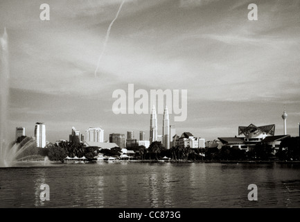 Una vista panoramica del lago Titiwangsa Giardini a Kuala Lumpur skyline e le Torri Petronas e Istana Budaya in Malesia in Estremo Oriente Asia sud-orientale. Foto Stock