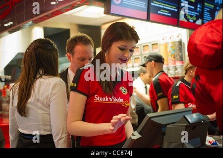 Centinaia di burger amanti scendono sul nuovo Steak 'n Shake ristorante Signature in New York Foto Stock