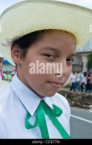 Costa Rican Boy il giorno di indipendenza il Costa Rica Foto Stock