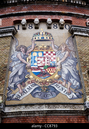 Parete piastrellata murale vicino alla funicolare Siklo ferrovia a Clark Adam Ter che conduce fino alla Collina del Castello, Budapest, Ungheria, Europa Foto Stock