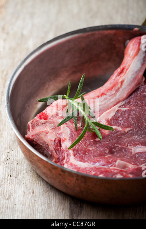 Materie t bone steak in un paiolo di rame Foto Stock